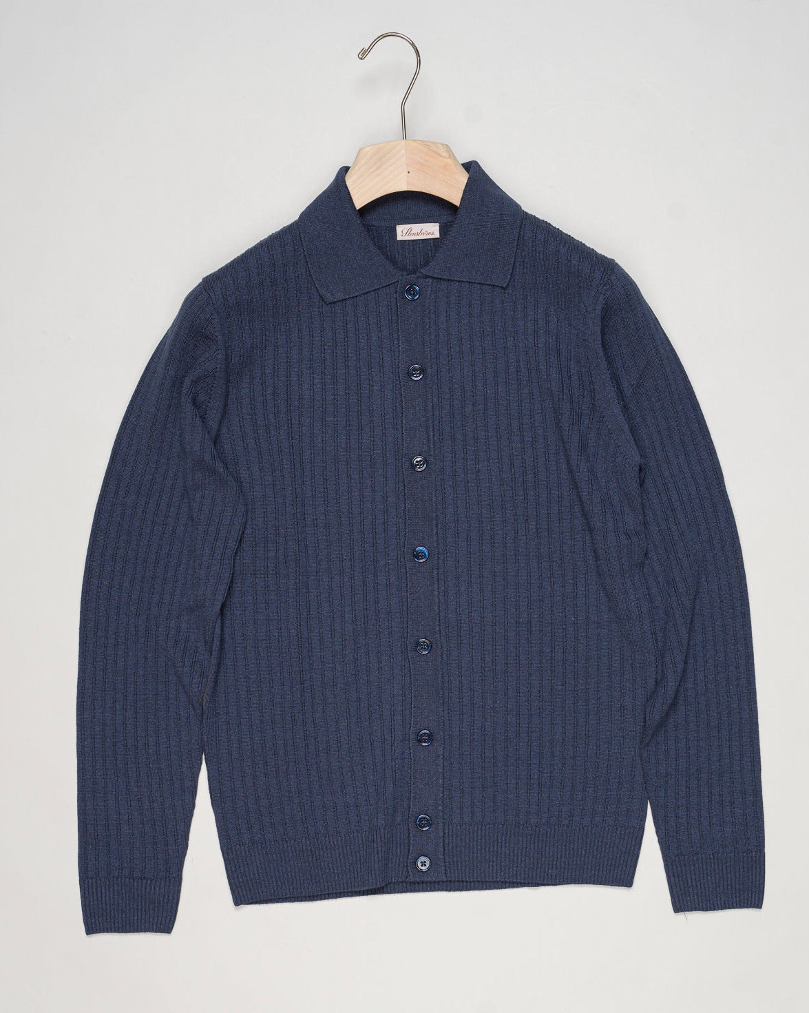 Art. 4203982558
Col. 170 Dark Blue
54% Merino Wool 46% Linen Stenströms Ribbed Wool & Linen Cardigan / Dark Blue