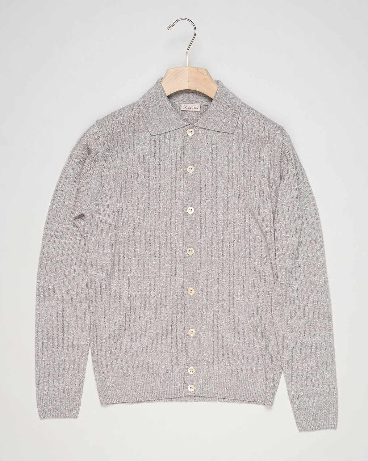 Art. 4203982558
Col. 260 Light Brown
54% Merino Wool 46% Linen Stenströms Ribbed Wool & Linen Cardigan / Light Brown

