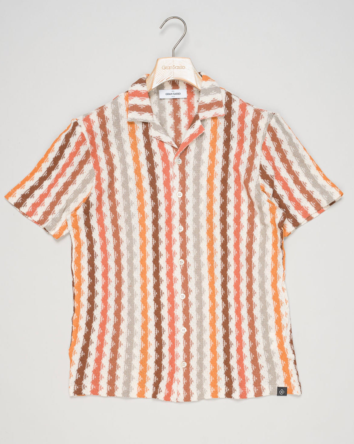 Art. 60199/65100
Col. 350 Natural, Brown, Orange & Grey
100% Cotton
Made in Italy Gran Sasso Multicolor Resort Shirt / Natural, Brown & Orange