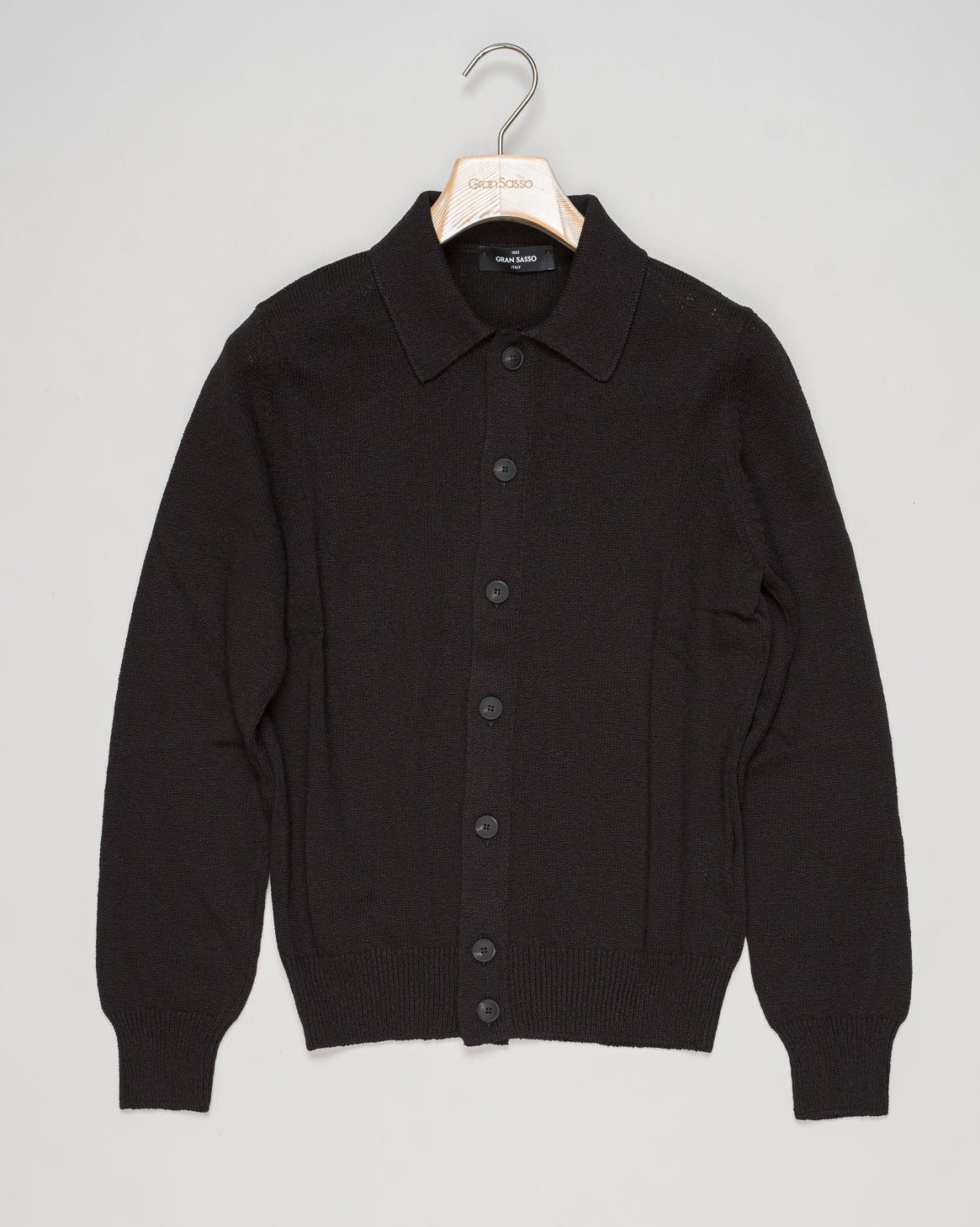 Composition: 93% Cotton 7% Cashmere
Color: 099 / Black
Article: 23114 / 17801
Model: Cardigan M/L
Made in Italy Gran Sasso Cotton & Cashmere Cardigan / Black