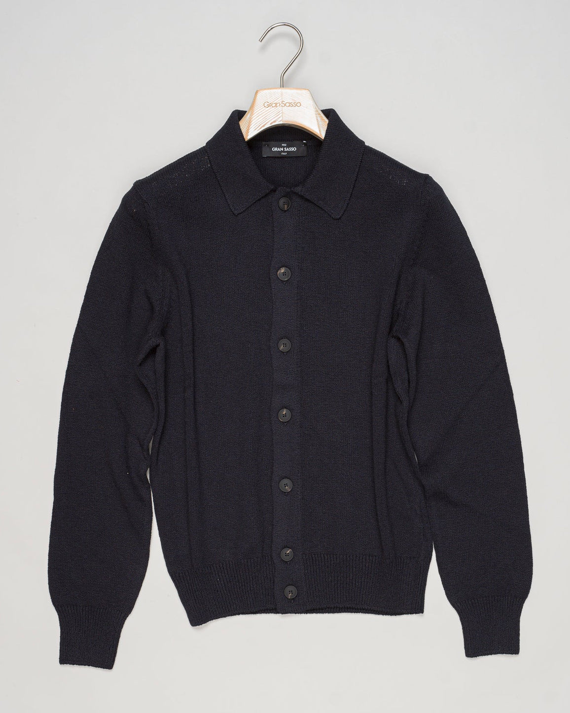 Composition: 93% Cotton 7% Cashmere
Color: 598 / Navy
Article: 23114 / 17801
Model: Cardigan M/L
Made in Italy Gran Sasso Cotton & Cashmere Cardigan / Navy