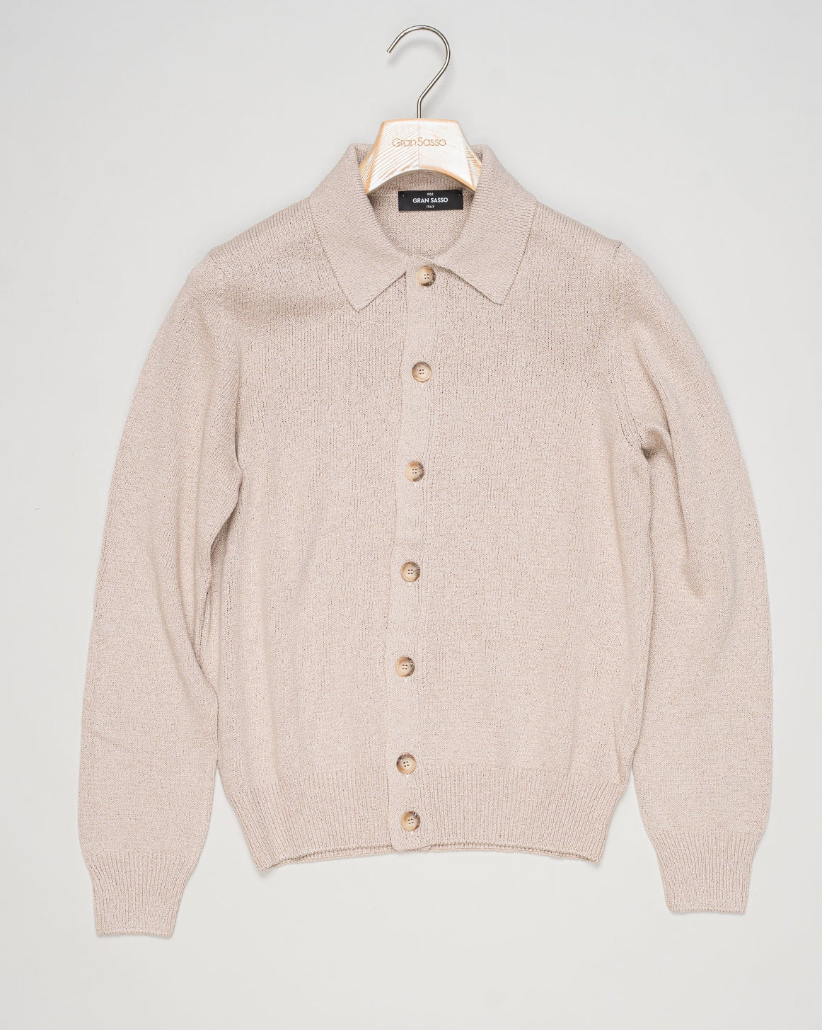 Composition: 93% Cotton 7% Cashmere
Color: 110 / Beige
Article: 23114 / 17801
Model: Cardigan M/L
Made in Italy Gran Sasso Cotton & Cashmere Cardigan / Beige