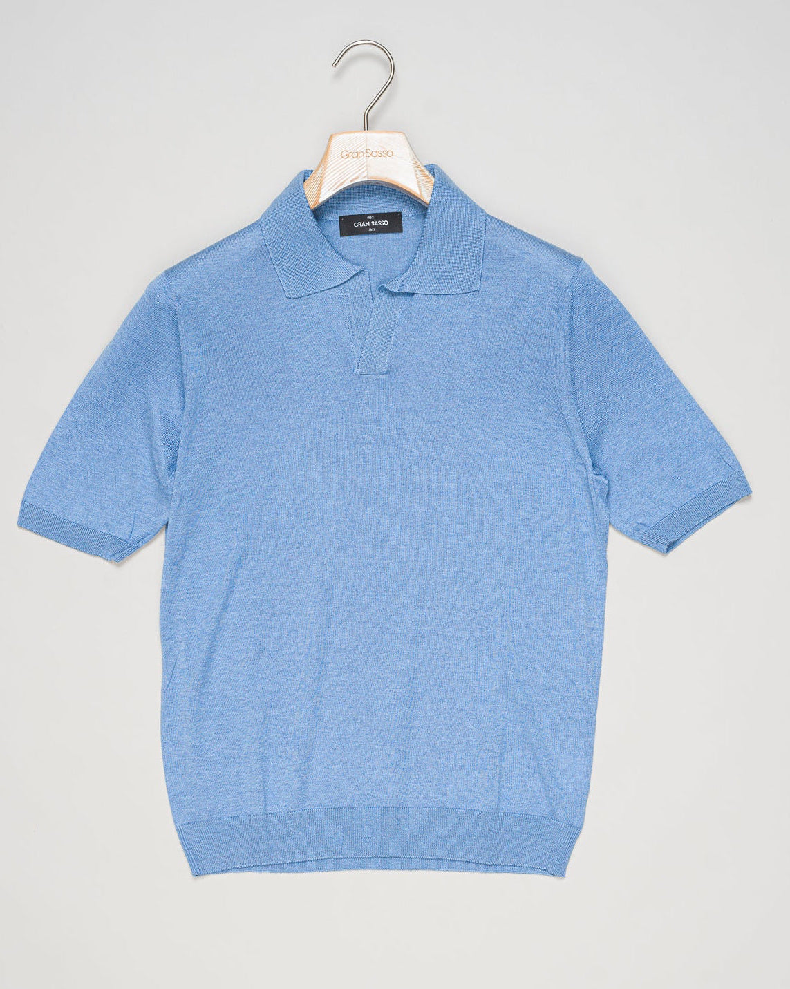 Composition: 100% Silk
Article: 43129 / 23503
Color: 530 Light Blue
Model: Tennis M/M
Made in Italy Gran Sasso Capri Collar Silk Knit / Light Blue