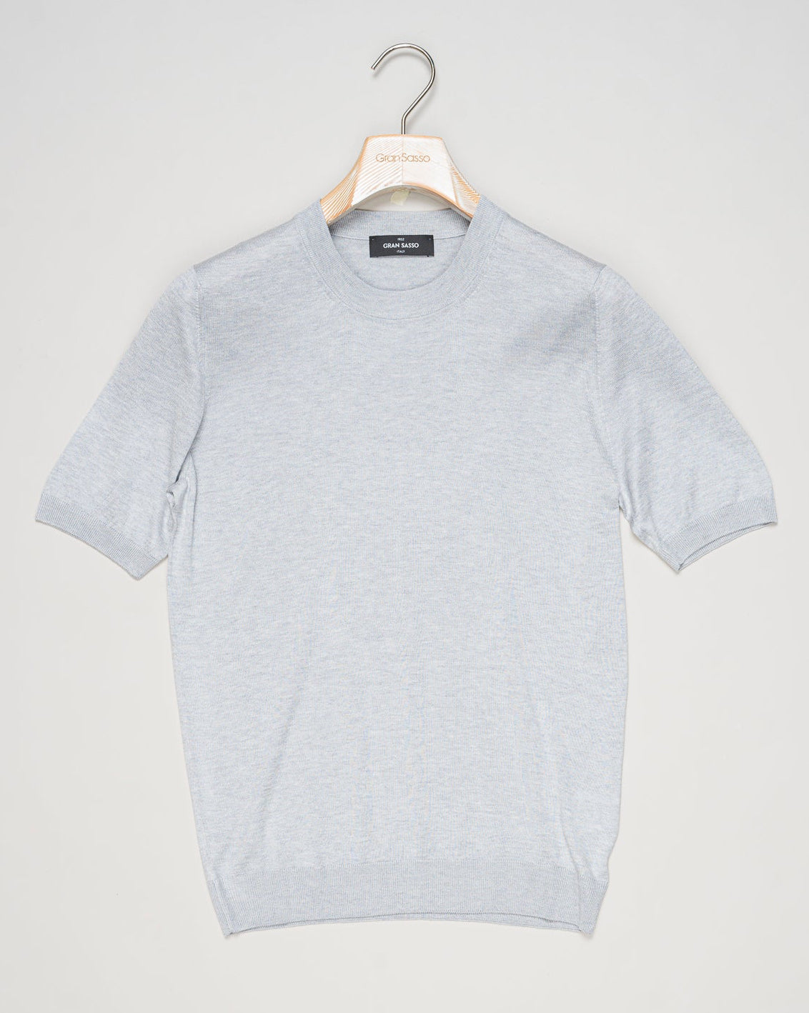 Composition: 100% Silk
Color: 050 / Light Grey
Article: 43112 / 23503
Model: Paricollo M/M
Made in Italy Gran Sasso Knitted Silk T-Shirt / Light Grey