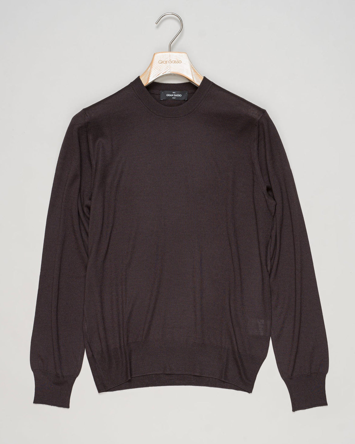 Composition: 40% Virgin Wool 30% Cashmere 30% Silk
Color: 198 / Dark Brown
Article: 43145 / 16401
Model: Paricollo M/L
Made in Italy Gran Sasso Wool Cashmere & Silk Knit / Dark Brown