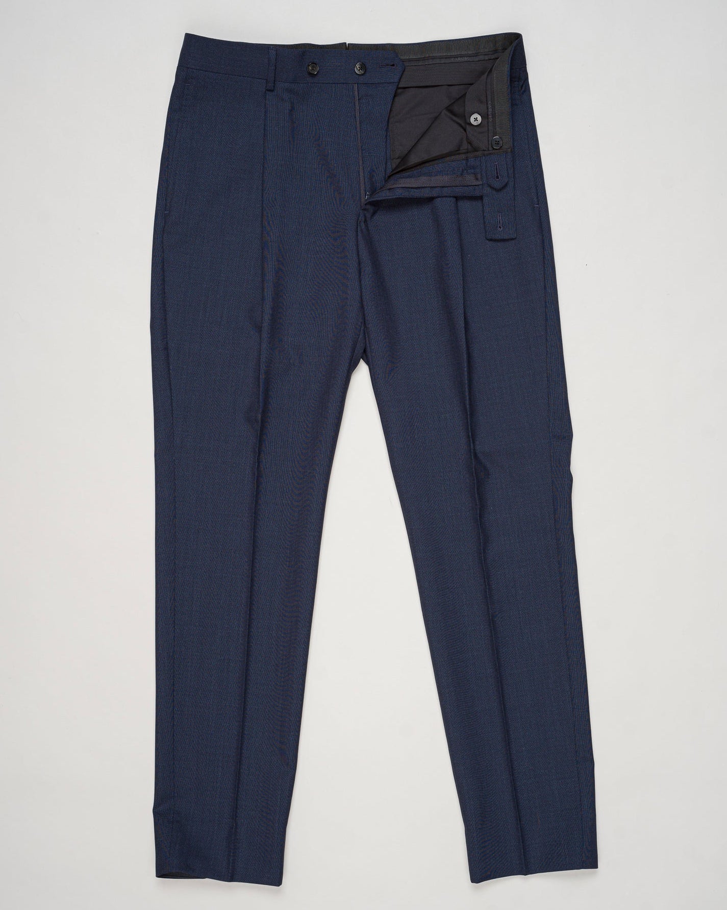 Belt loops
Single pleat
Slanted side pockets
Welted back pockets with buttons
Composition: 100% Wool
Article: PE0595
Model: C518AZ
Color: 0110 / Dark Blue Caruso Wool Trousers / Dark Blue