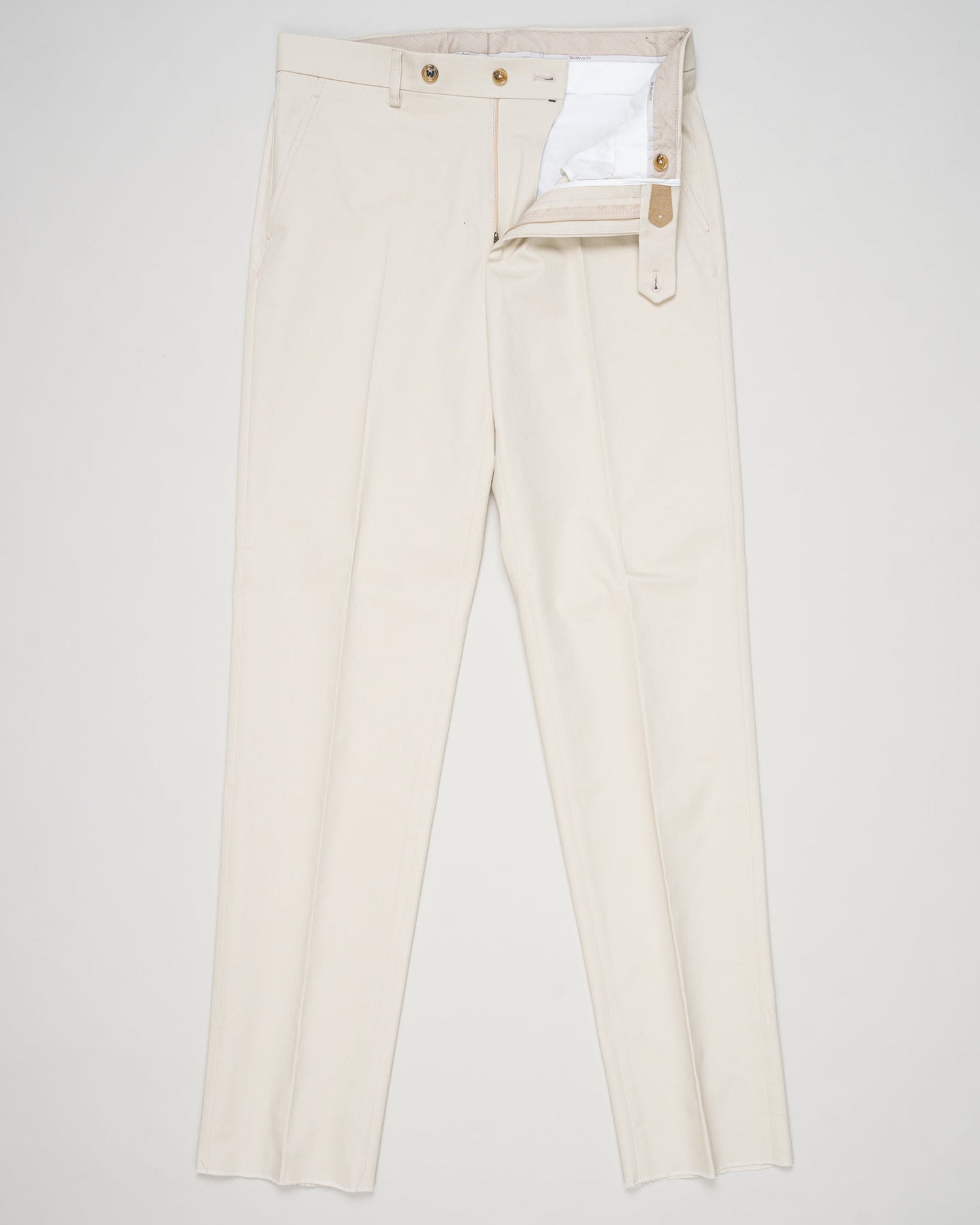 Composition: 97% Cotton 3% Elastan
Model: Sauma22
Article: PU19SAUMA22CHINO03
Color: Ecru
Made in Martina Franca, Puglia, Italy Berwich Cotton Chinos / Ecru