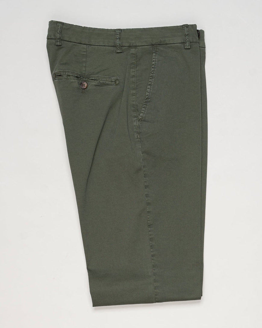 Composition: 98% Cotton 2% Elastan
Model: Sauma22-GD
Article: PU19SAUMA22-GDTS0001X
Color: &nbsp;Verdearmy3727, Green
Made in Martina Franca, Puglia, Italy Berwich Garment Dyed Cotton Chinos / Verde