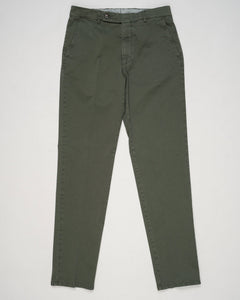 Composition: 98% Cotton 2% Elastan
Model: Sauma22-GD
Article: PU19SAUMA22-GDTS0001X
Color: &nbsp;Verdearmy3727, Green
Made in Martina Franca, Puglia, Italy Berwich Garment Dyed Cotton Chinos / Verde