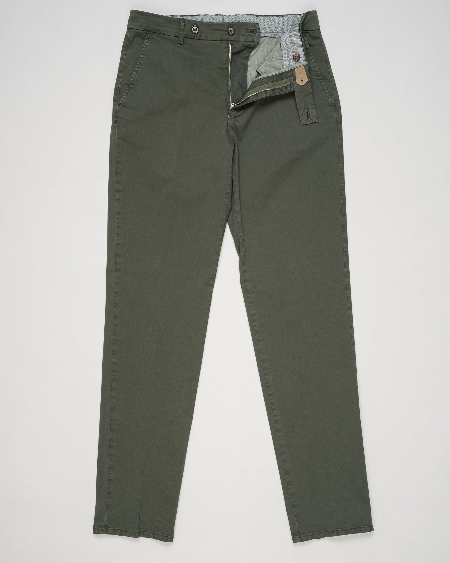 Composition: 98% Cotton 2% Elastan
Model: Sauma22-GD
Article: PU19SAUMA22-GDTS0001X
Color: &nbsp;Verdearmy3727, Green
Made in Martina Franca, Puglia, Italy Berwich Garment Dyed Cotton Chinos / Verde