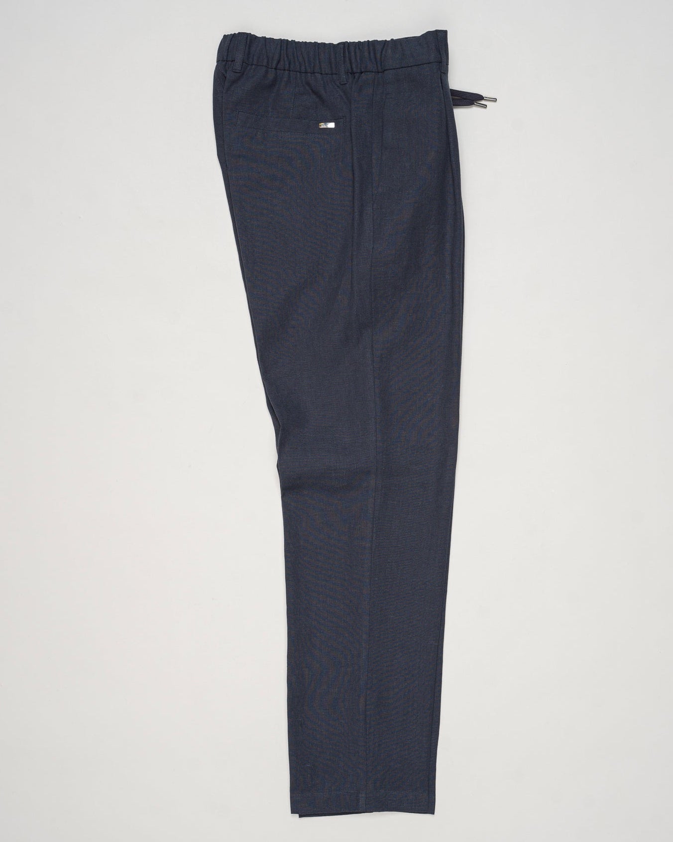 Main fabric: 70% Linen 30% Cotton
Lining: 100% Cotton
Elastic with drawstring waist
Zip and button fastening
Slanted pockets
Welted back pockets
Matching &nbsp;jacket available. Jacket and trousers sold separately.
Article: PT000185U 17147
Color: 9200 / Navy Herno Linen & Cotton Trousers / Navy