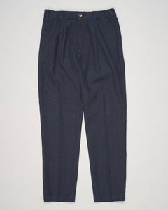Main fabric: 70% Linen 30% Cotton
Lining: 100% Cotton
Elastic with drawstring waist
Zip and button fastening
Slanted pockets
Welted back pockets
Matching &nbsp;jacket available. Jacket and trousers sold separately.
Article: PT000185U 17147
Color: 9200 / Navy Herno Linen &amp; Cotton Trousers / Navy