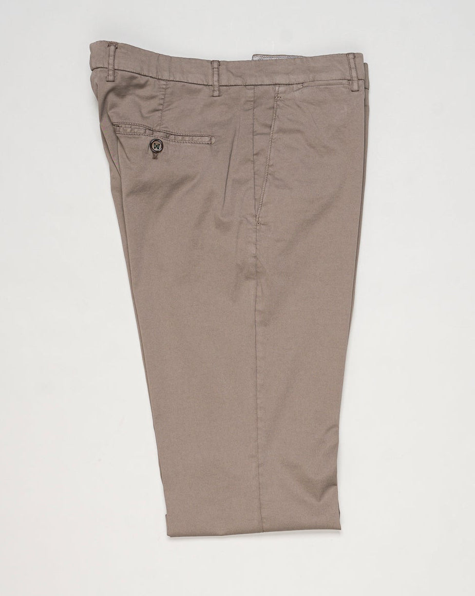 Mod. Vulcano23-GD
Garment dyed
Art. dv0955x
Col. Mandorlo 4627
85% cotton, 11% silk, 4% elastane
Made in Martina Franca, Italy Berwich Garment Dyed Cotton & Silk Chinos / Mandorlo