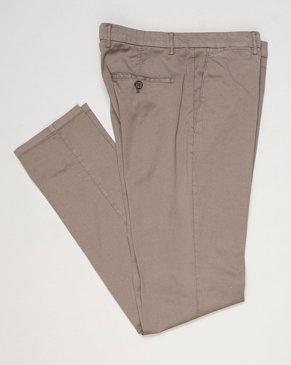 Mod. Vulcano23-GD
Garment dyed
Art. dv0955x
Col. Mandorlo 4627
85% cotton, 11% silk, 4% elastane
Made in Martina Franca, Italy Berwich Garment Dyed Cotton & Silk Chinos / Mandorlo