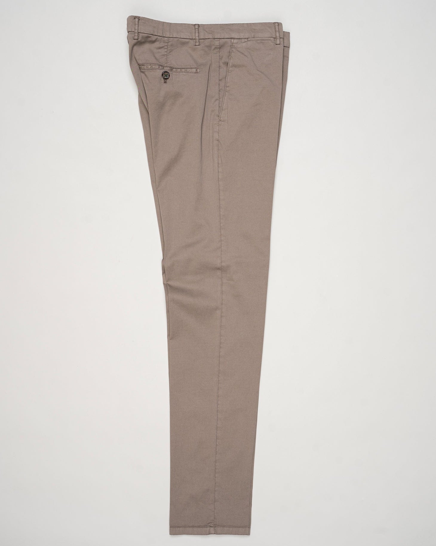 Mod. Vulcano23-GD
Garment dyed
Art. dv0955x
Col. Mandorlo 4627
85% cotton, 11% silk, 4% elastane
Made in Martina Franca, Italy Berwich Garment Dyed Cotton & Silk Chinos / Mandorlo