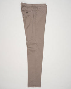 Mod. Vulcano23-GD
Garment dyed
Art. dv0955x
Col. Mandorlo 4627
85% cotton, 11% silk, 4% elastane
Made in Martina Franca, Italy Berwich Garment Dyed Cotton &amp; Silk Chinos / Mandorlo