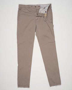 Mod. Vulcano23-GD
Garment dyed
Art. dv0955x
Col. Mandorlo 4627
85% cotton, 11% silk, 4% elastane
Made in Martina Franca, Italy Berwich Garment Dyed Cotton &amp; Silk Chinos / Mandorlo