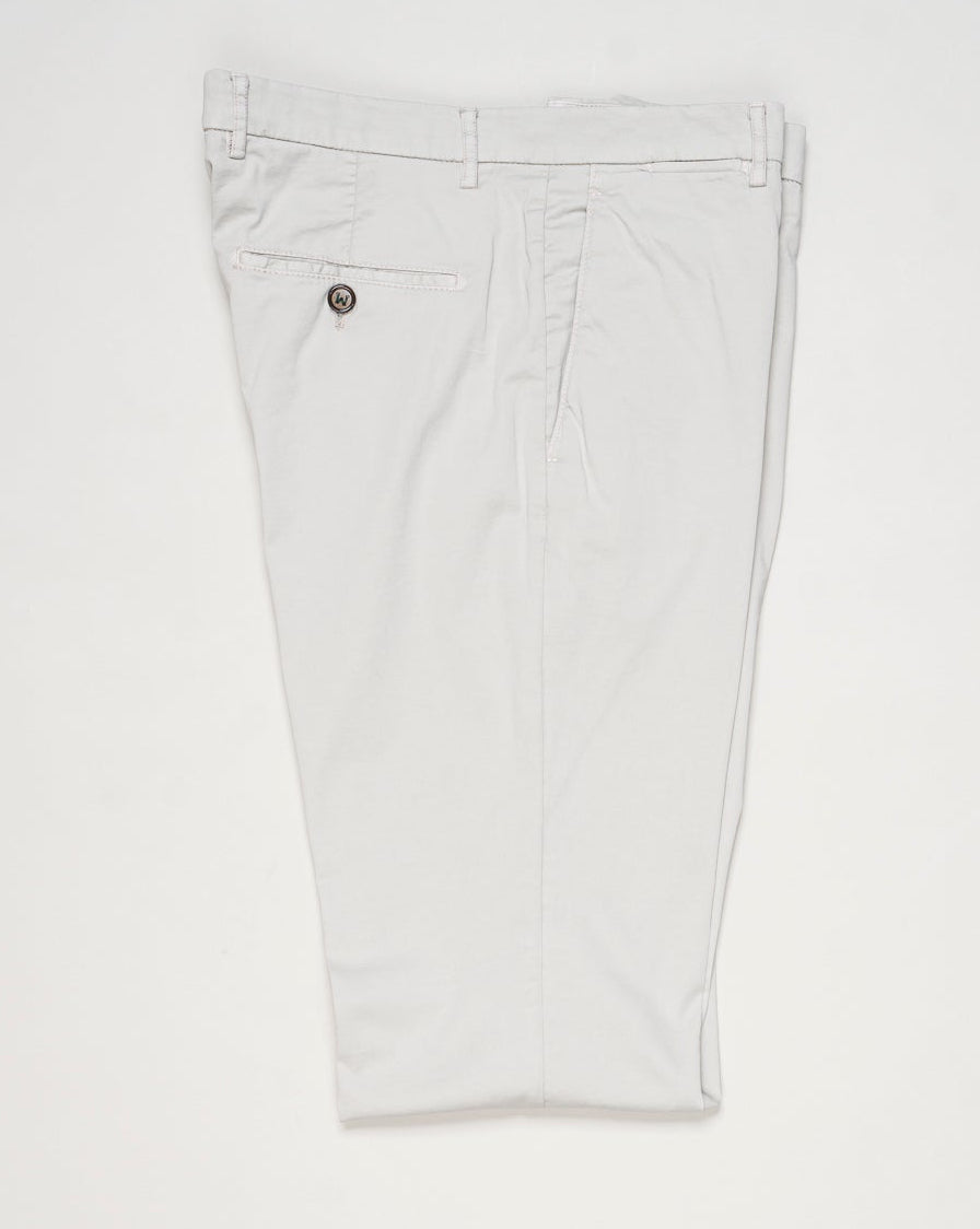 Mod. Vulcano23-GD
Garment dyed
Art. dv0955x
Col. Pomice 008
85% cotton, 11% silk, 4% elastane
Made in Martina Franca, Italy Berwich Garment Dyed Cotton & Silk Chinos / Pomice
