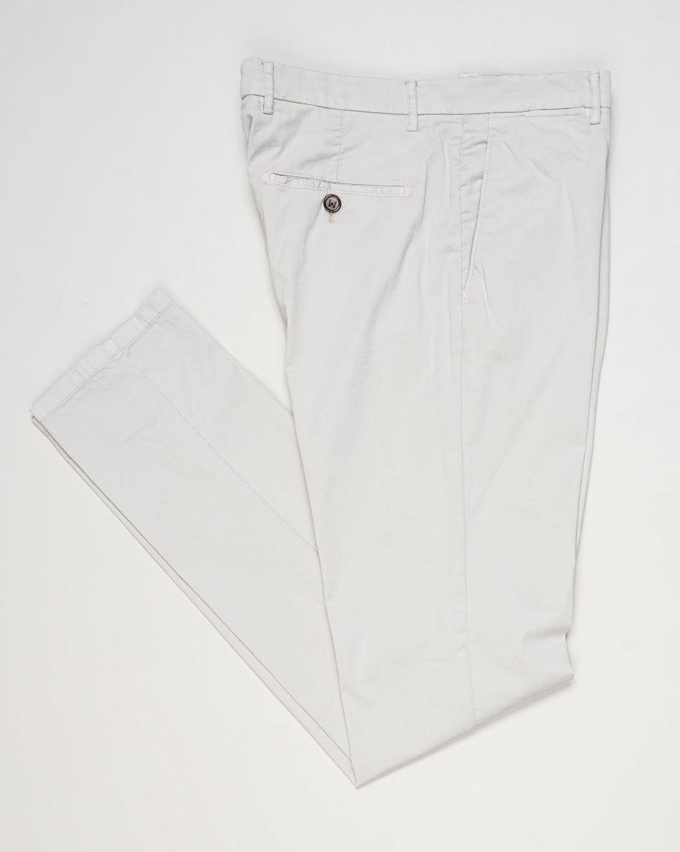 Mod. Vulcano23-GD
Garment dyed
Art. dv0955x
Col. Pomice 008
85% cotton, 11% silk, 4% elastane
Made in Martina Franca, Italy Berwich Garment Dyed Cotton & Silk Chinos / Pomice