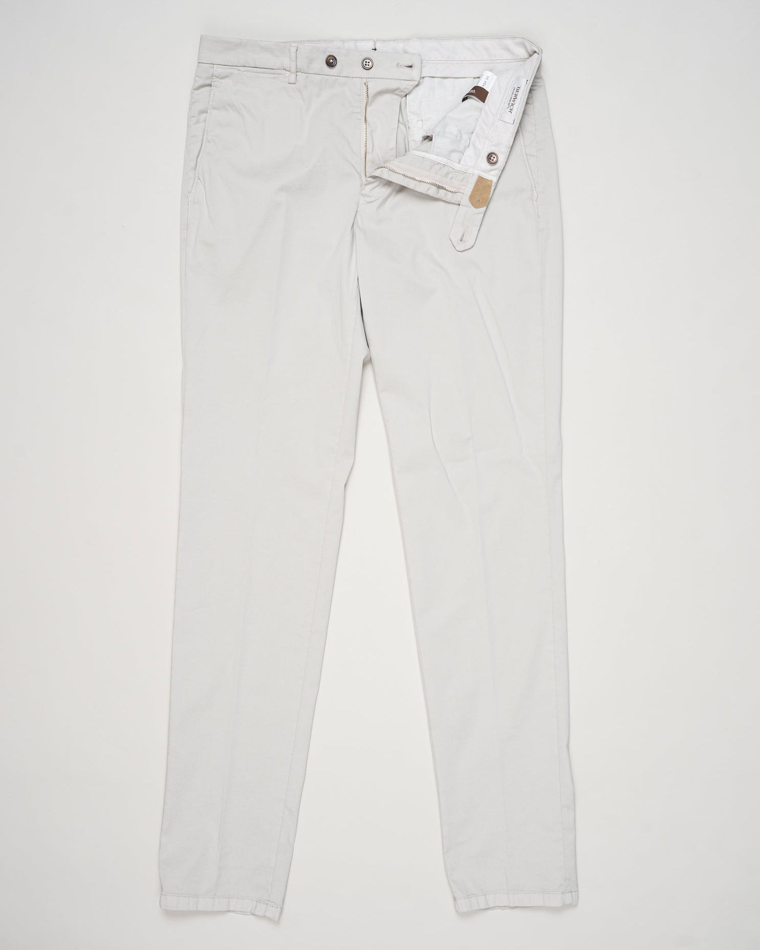 Mod. Vulcano23-GD
Garment dyed
Art. dv0955x
Col. Pomice 008
85% cotton, 11% silk, 4% elastane
Made in Martina Franca, Italy Berwich Garment Dyed Cotton & Silk Chinos / Pomice