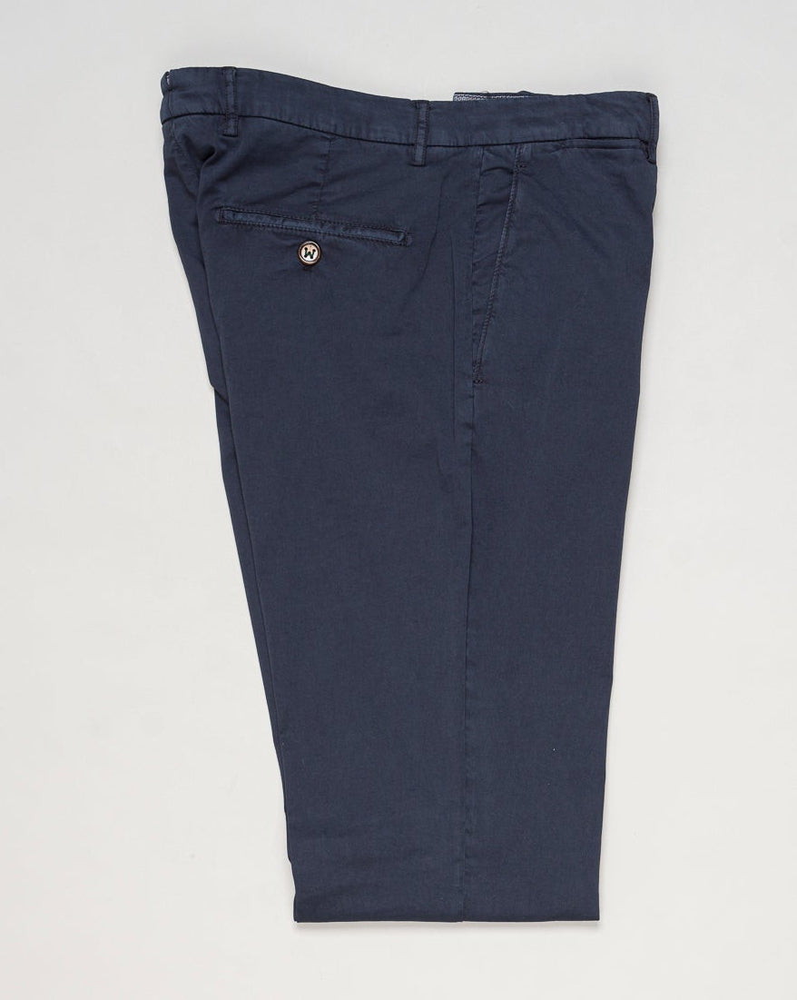 Mod. Vulcano23-GD
Garment dyed
Art. dv0955x
Col. Navy 665
85% cotton, 11% silk, 4% elastane
Made in Martina Franca, Italy Berwich Garment Dyed Cotton & Silk Chinos / Navy