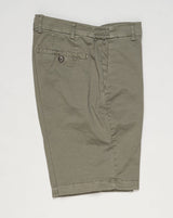 Model: ber_muda elax-GD
Article: ts0001x
Composition:&nbsp;98% Cotton, 2% Elastane
Color: 972 Verde
Made in Martina Franca, Italy Berwich Garment Dyed Cotton Shorts / Verde