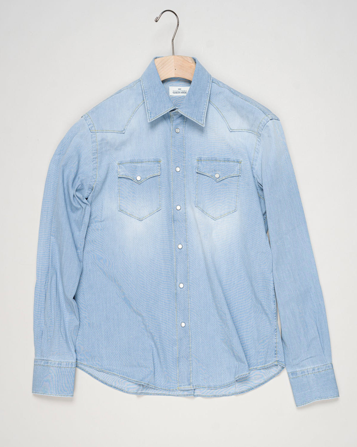 Composition: 98% Cotton 2% Elastane
Snap buttons on front and cuffs
Article: 76A2 621
Model: WEST
Color: Light Blue Washed Denim
Made in Italy Alessandro Gherardi Denim Western Shirt / Light Blue