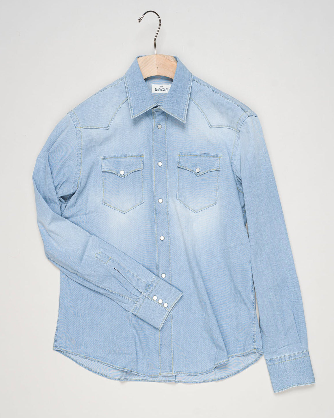 Composition: 98% Cotton 2% Elastane
Snap buttons on front and cuffs
Article: 76A2 621
Model: WEST
Color: Light Blue Washed Denim
Made in Italy Alessandro Gherardi Denim Western Shirt / Light Blue
