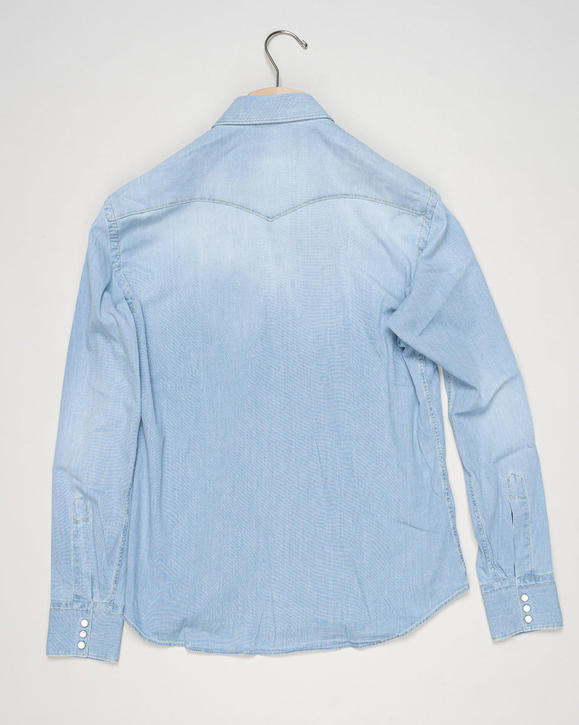 Composition: 98% Cotton 2% Elastane
Snap buttons on front and cuffs
Article: 76A2 621
Model: WEST
Color: Light Blue Washed Denim
Made in Italy Alessandro Gherardi Denim Western Shirt / Light Blue