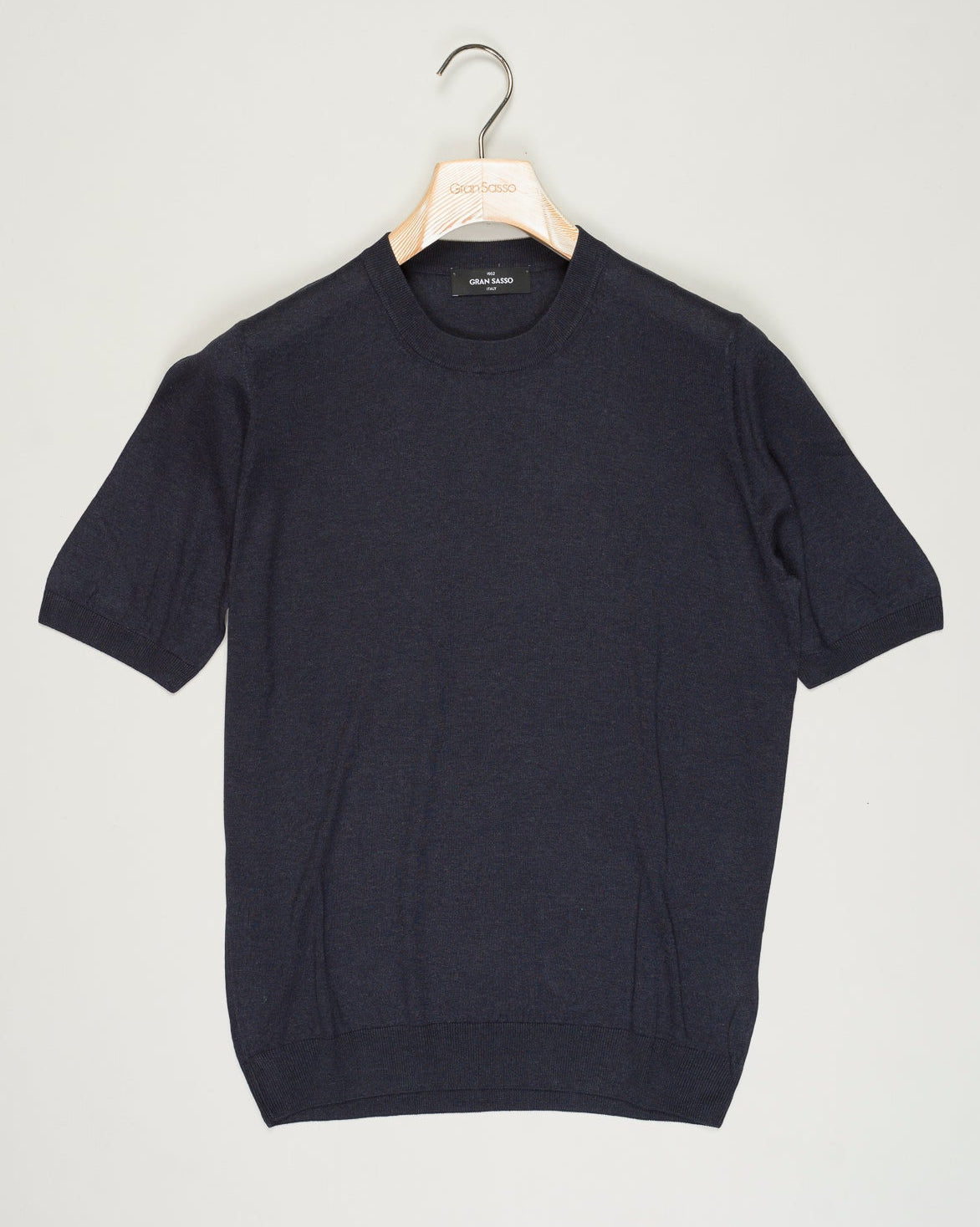 Composition: 100% Silk
Color: 597 / Navy
Article: 43112 / 23503
Model: Paricollo M/M
Made in Italy Gran Sasso Knitted Silk T-Shirt / Navy
