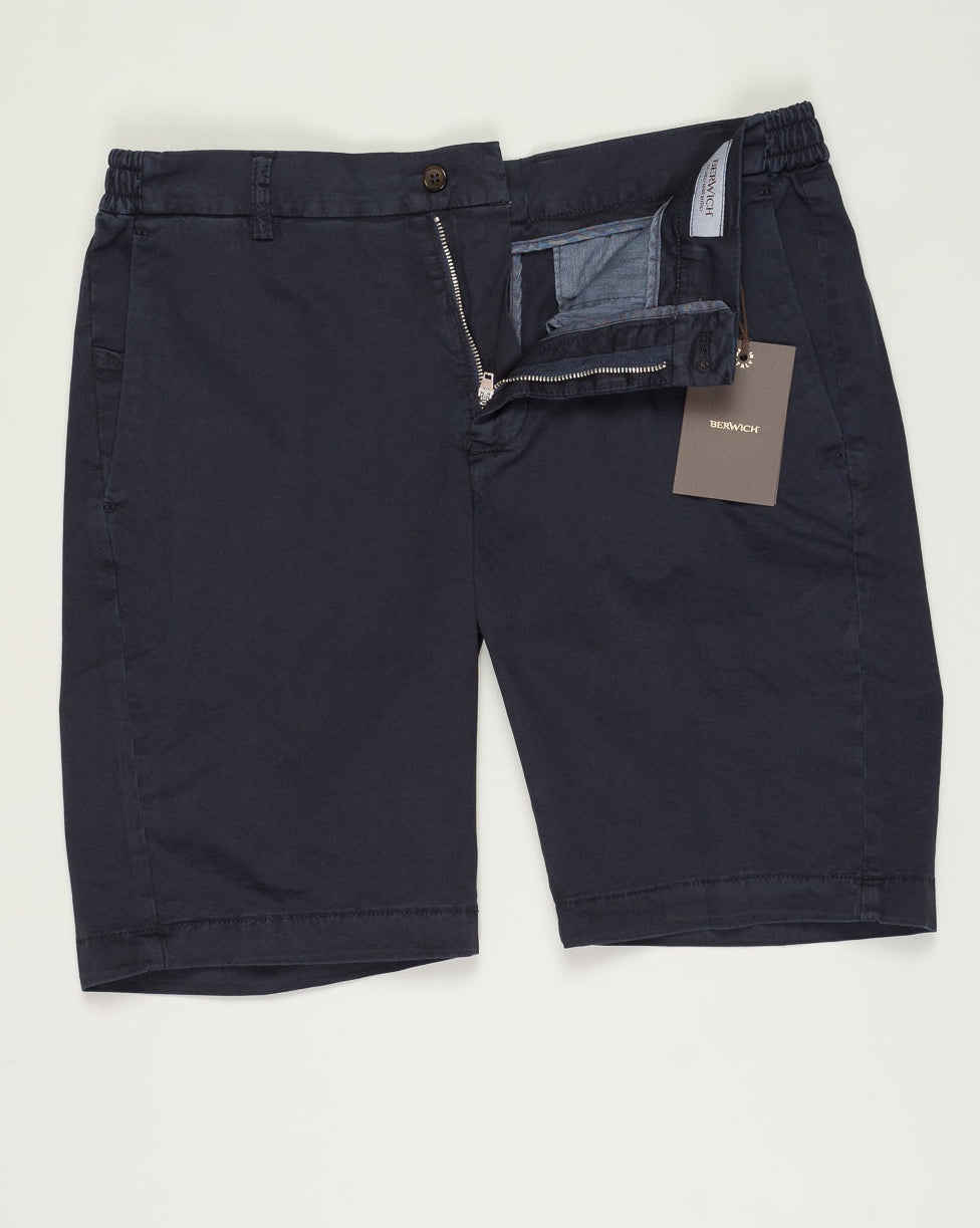 Model: ber_muda elax-GD
Article: ts0001x
Composition:&nbsp;98% Cotton, 2% Elastane
Color: Navy / 665
Made in Martina Franca, Italy Berwich Garment Dyed Cotton Shorts / Navy