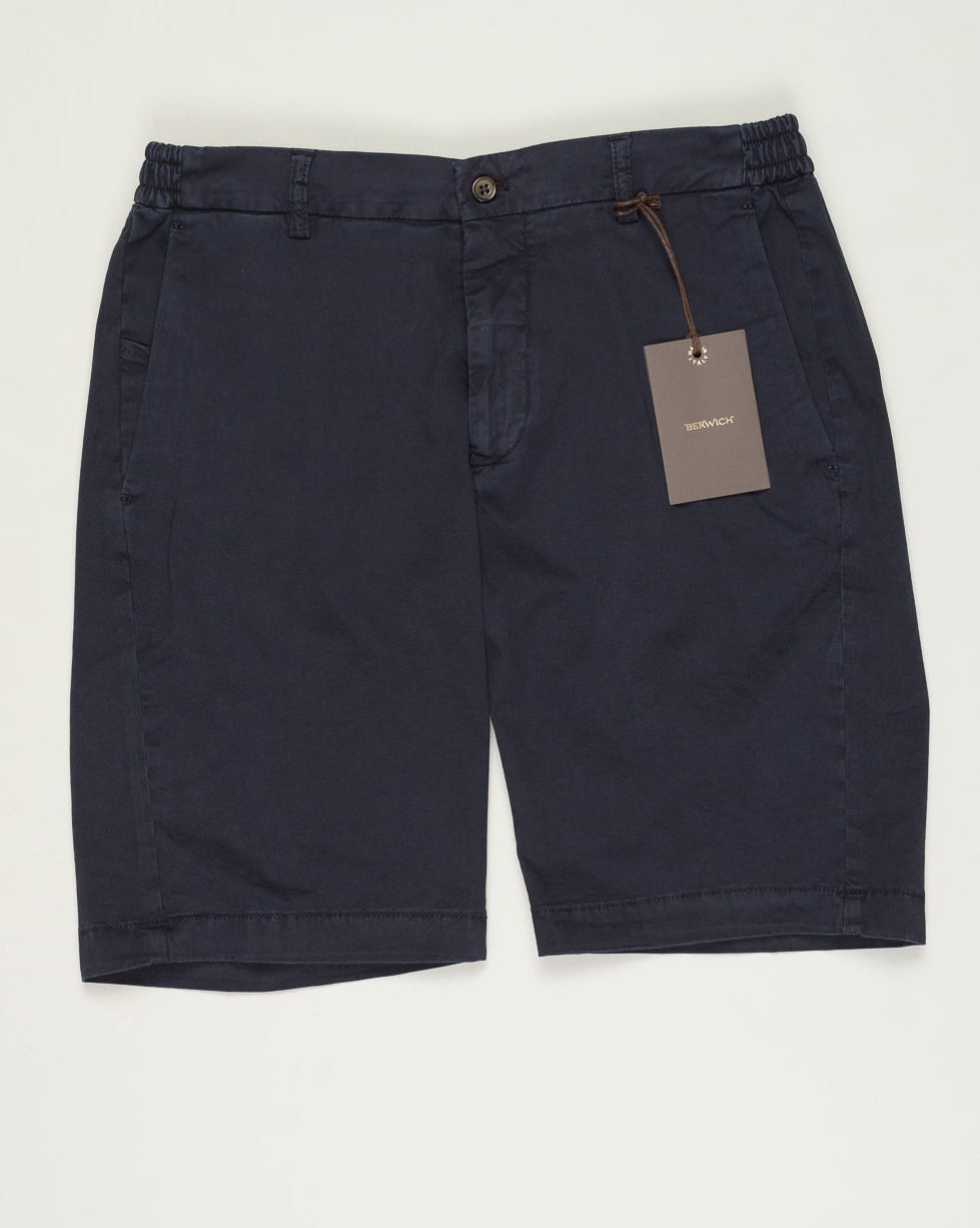 Model: ber_muda elax-GD
Article: ts0001x
Composition:&nbsp;98% Cotton, 2% Elastane
Color: Navy / 665
Made in Martina Franca, Italy Berwich Garment Dyed Cotton Shorts / Navy