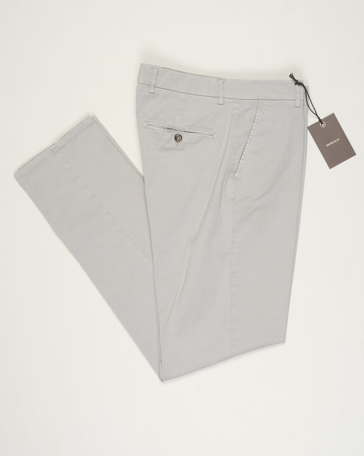 Composition: 98% Cotton 2% Elastan
Model: Sauma22-GD
Article: PU19SAUMA22-GDTS0001X
Color: Middle Gray / Conza 701&nbsp;
Made in Martina Franca, Puglia, Italy Berwich Garment Dyed Cotton Chinos / Conza