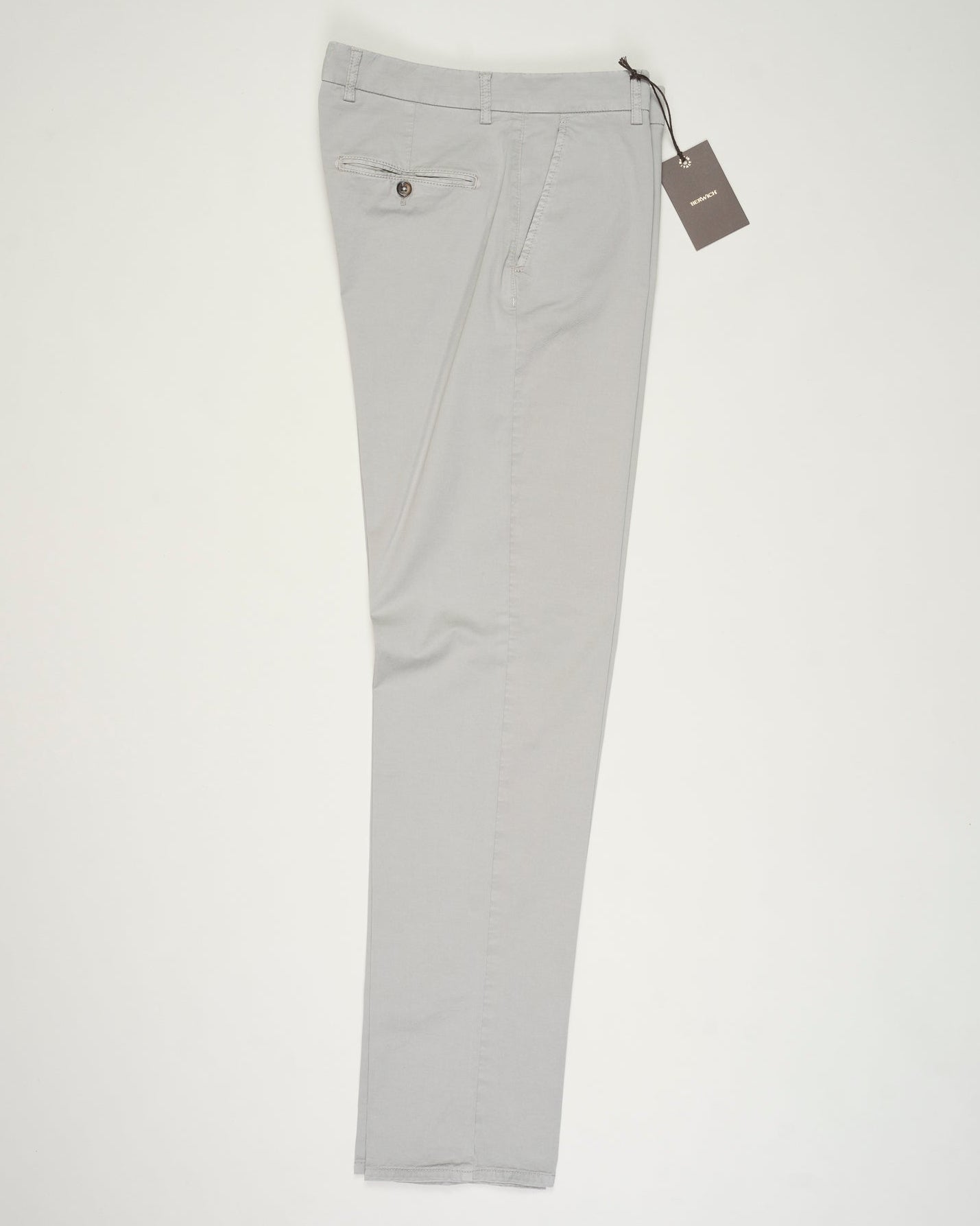Composition: 98% Cotton 2% Elastan
Model: Sauma22-GD
Article: PU19SAUMA22-GDTS0001X
Color: Middle Gray / Conza 701&nbsp;
Made in Martina Franca, Puglia, Italy Berwich Garment Dyed Cotton Chinos / Conza