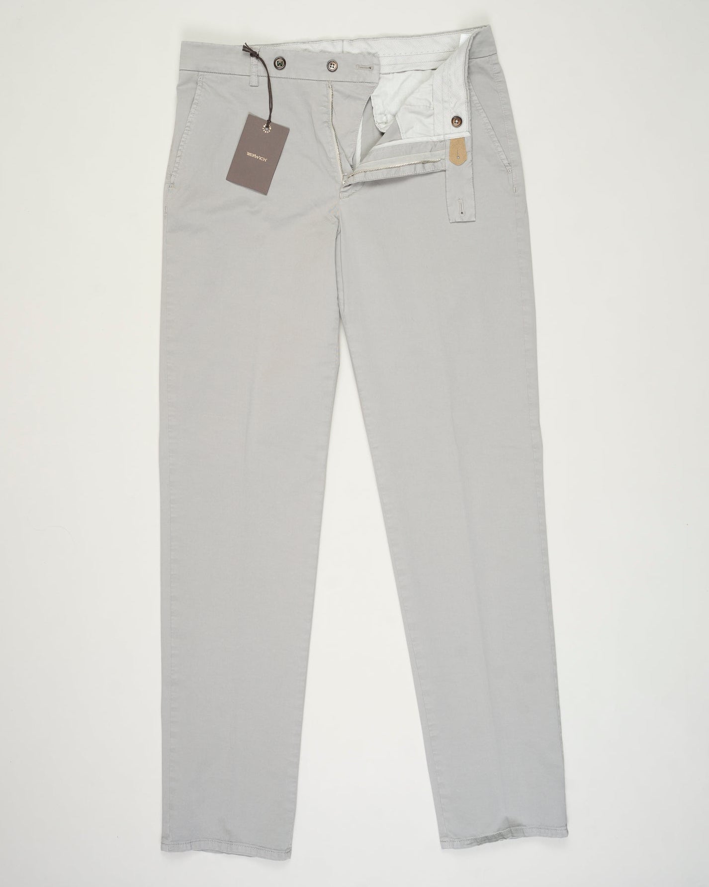 Composition: 98% Cotton 2% Elastan
Model: Sauma22-GD
Article: PU19SAUMA22-GDTS0001X
Color: Middle Gray / Conza 701&nbsp;
Made in Martina Franca, Puglia, Italy Berwich Garment Dyed Cotton Chinos / Conza