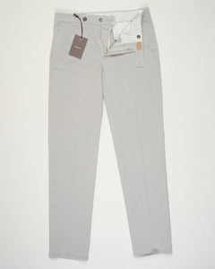Composition: 98% Cotton 2% Elastan
Model: Sauma22-GD
Article: PU19SAUMA22-GDTS0001X
Color: Middle Gray / Conza 701&nbsp;
Made in Martina Franca, Puglia, Italy Berwich Garment Dyed Cotton Chinos / Conza