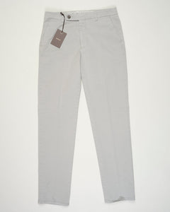 Composition: 98% Cotton 2% Elastan
Model: Sauma22-GD
Article: PU19SAUMA22-GDTS0001X
Color: Middle Gray / Conza 701&nbsp;
Made in Martina Franca, Puglia, Italy Berwich Garment Dyed Cotton Chinos / Conza