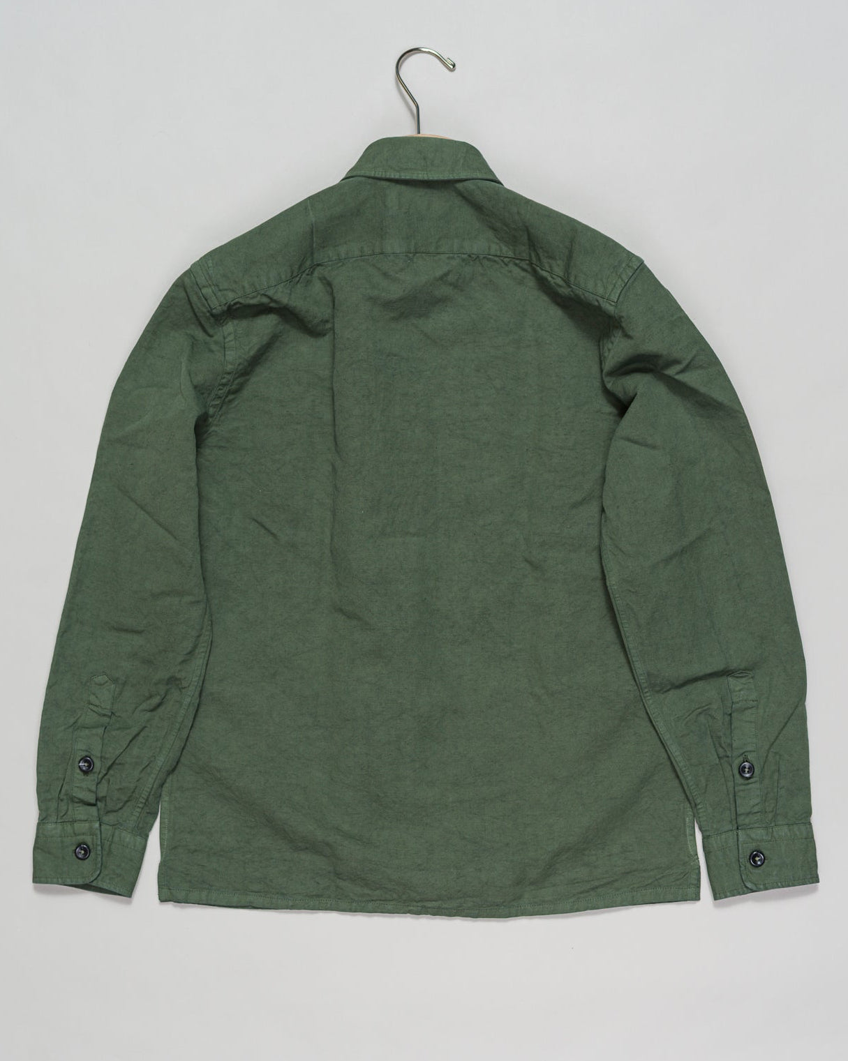 3 patch pockets in front&nbsp;
Straight hem
Fit. Regular&nbsp;
Back length 74cm in size M
60% linen, 40% cotton
Garment dyed fabric
Art. TC 163
Mod. B138/TC
Color: 244 Army Green&nbsp;
Made in Egypt Ghirardelli Overshirt / Army Green