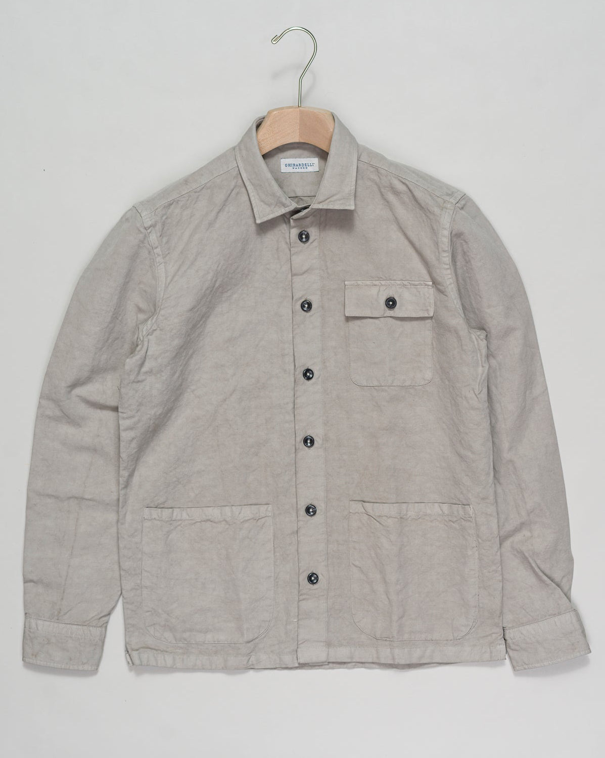 3 patch pockets in front&nbsp;
Straight hem
Fit. Regular&nbsp;
Back length 74cm in size M
60% linen, 40% cotton
Garment dyed fabric
Art. TC 163
Mod. B138/TC
Color: S06 Greige &nbsp;
Made in Egypt Ghirardelli Overshirt / Greige