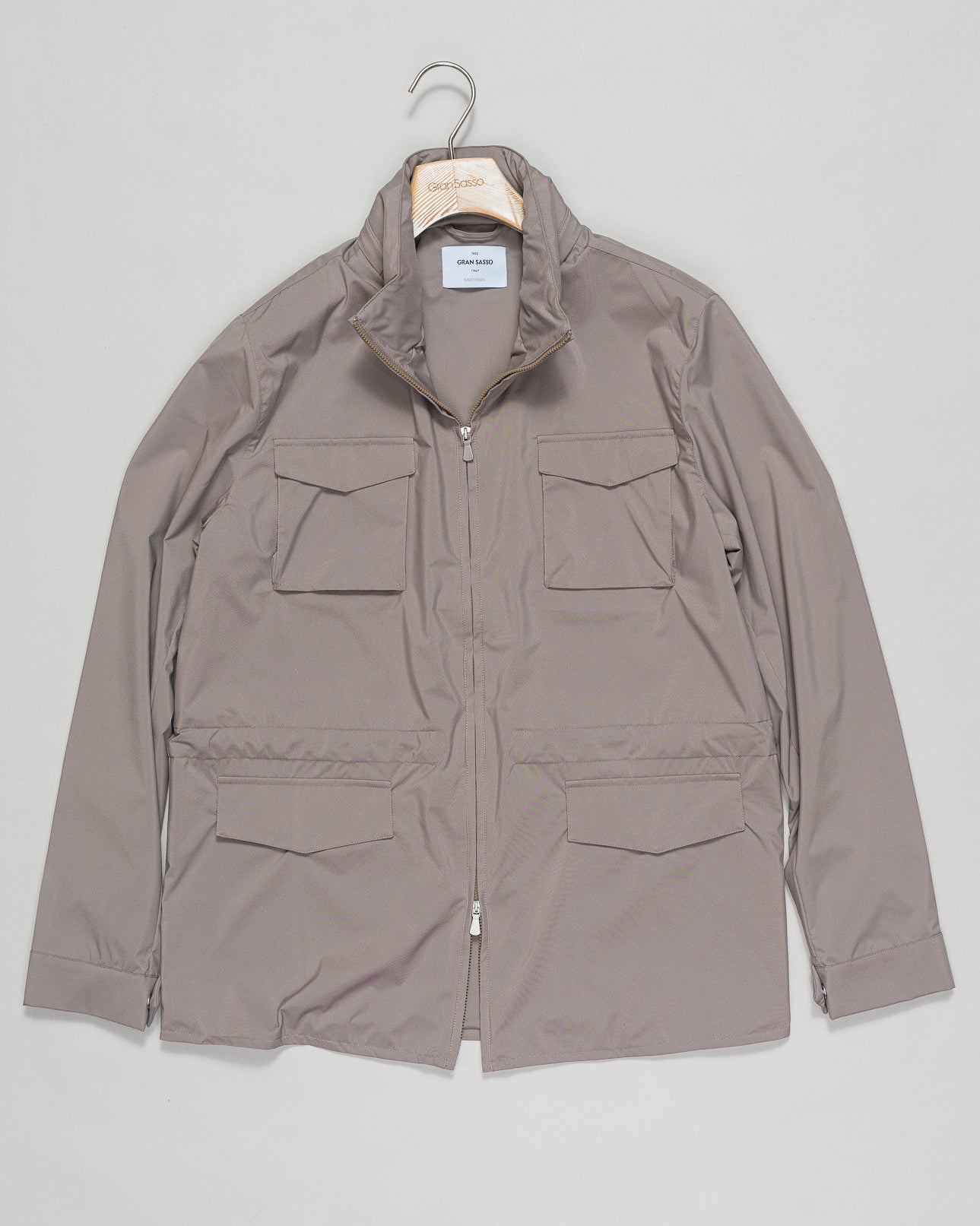 Rainproof, lightweight and practical, it is perfect for facing any weather condition in style.

Gran Sasso Field Jacket / Sand

78190/69328

col. 120 sand beige