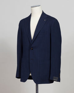 Single breasted
2 buttons
Notch lapels
Welted chest pocket
Patch side pockets
Unconstructed shoulder
Unlined
4 sleeve buttons
Model: 1SHO22KK
Art. 210025S
Col B3202
46% virgin wool, 26% viscose, 26% cotton, 2% elastane&nbsp;
Made in Italy Tagliatore Herringbone Jacket / Navy
