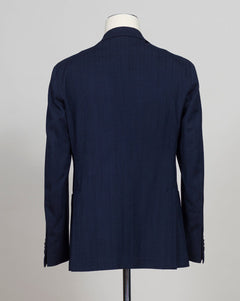 Single breasted
2 buttons
Notch lapels
Welted chest pocket
Patch side pockets
Unconstructed shoulder
Unlined
4 sleeve buttons
Model: 1SHO22KK
Art. 210025S
Col B3202
46% virgin wool, 26% viscose, 26% cotton, 2% elastane&nbsp;
Made in Italy Tagliatore Herringbone Jacket / Navy