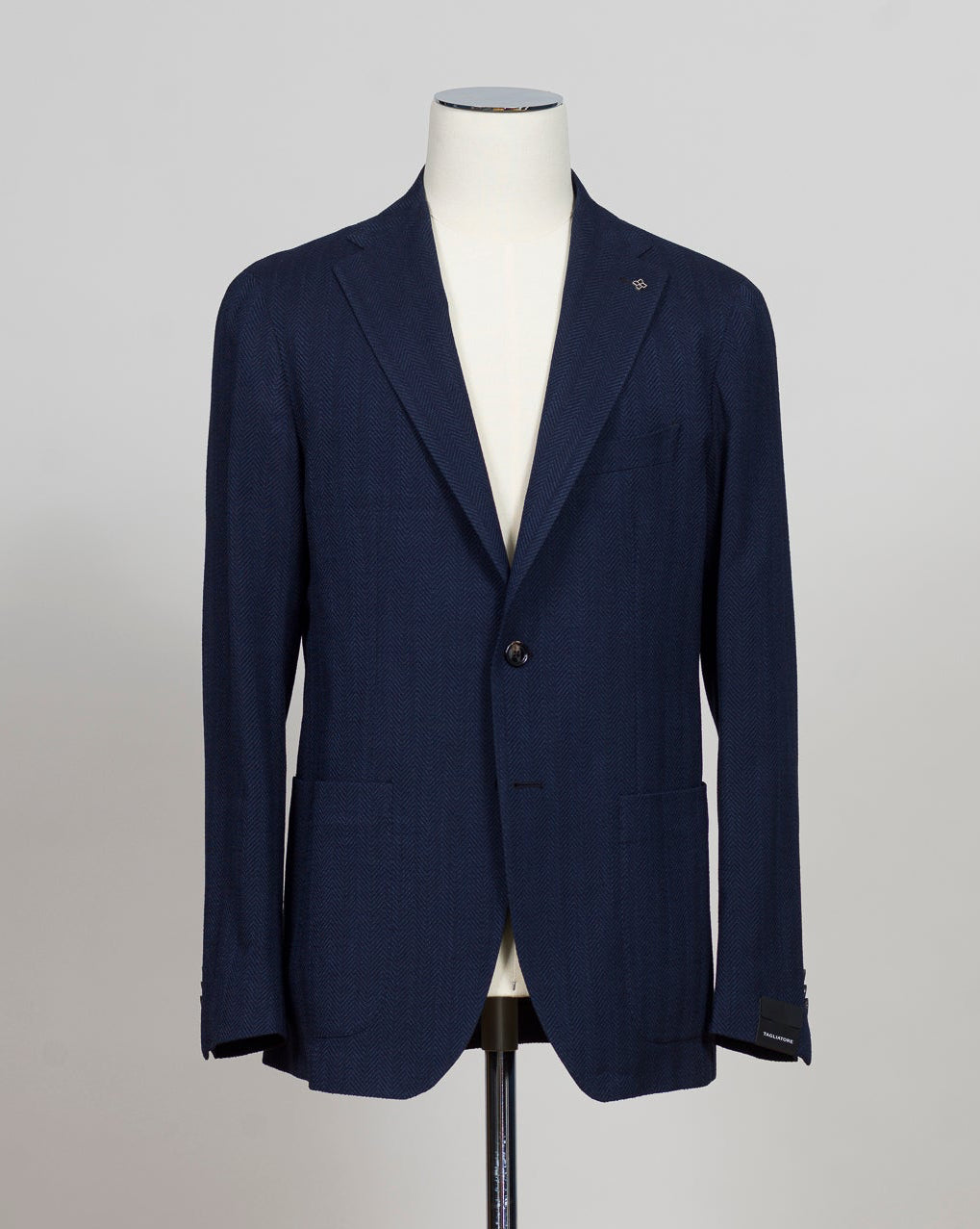 Single breasted
2 buttons
Notch lapels
Welted chest pocket
Patch side pockets
Unconstructed shoulder
Unlined
4 sleeve buttons
Model: 1SHO22KK
Art. 210025S
Col B3202
46% virgin wool, 26% viscose, 26% cotton, 2% elastane&nbsp;
Made in Italy Tagliatore Herringbone Jacket / Navy
