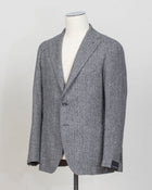 Composition: 100% Virgin wool
Modello: Monte Carlo / 1SHO22K
Color: Grey / N1295
Unconstructed shoulder
Unlined
2 Buttons
Notch lapel
Patch pockets
Side vents
Made in Martina Franca, Italy Tagliatore Herringbone Tweed Jacket / Grey