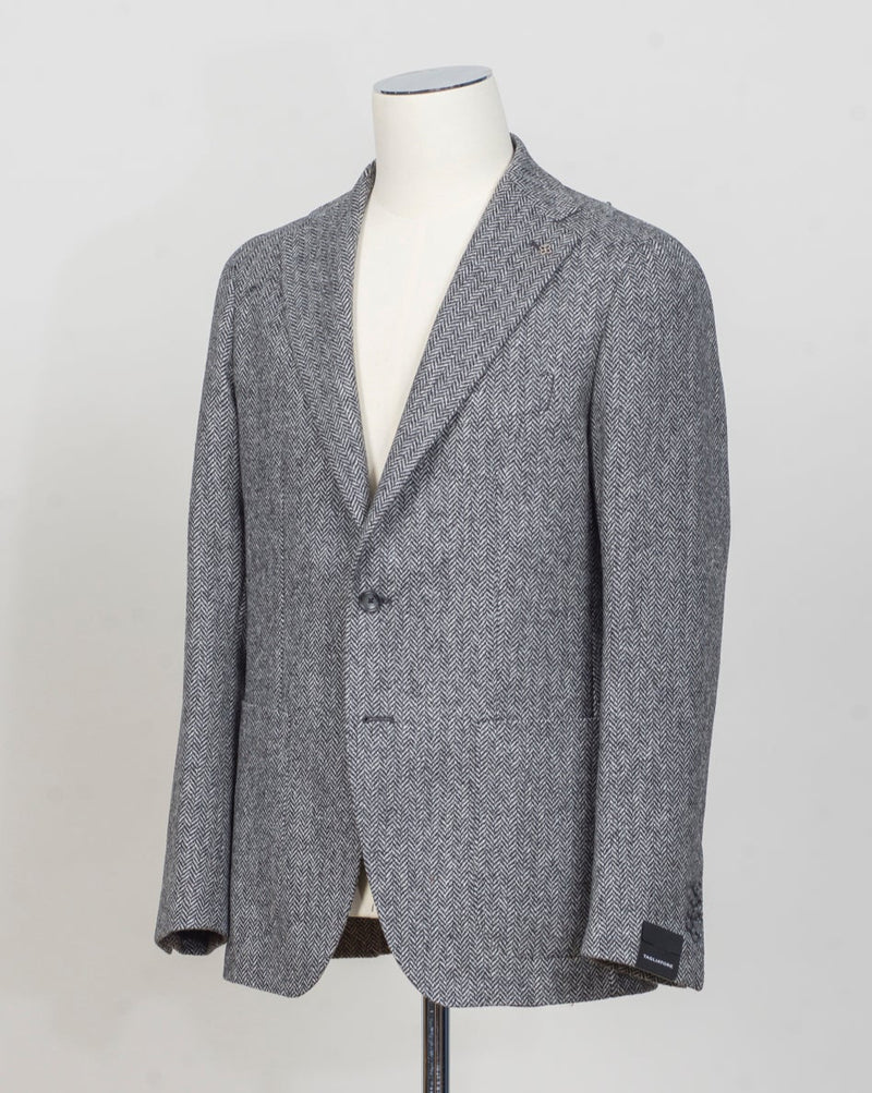 Composition: 100% Virgin wool
Modello: Monte Carlo / 1SHO22K
Color: Grey / N1295
Unconstructed shoulder
Unlined
2 Buttons
Notch lapel
Patch pockets
Side vents
Made in Martina Franca, Italy Tagliatore Herringbone Tweed Jacket / Grey