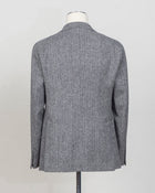 Composition: 100% Virgin wool
Modello: Monte Carlo / 1SHO22K
Color: Grey / N1295
Unconstructed shoulder
Unlined
2 Buttons
Notch lapel
Patch pockets
Side vents
Made in Martina Franca, Italy Tagliatore Herringbone Tweed Jacket / Grey