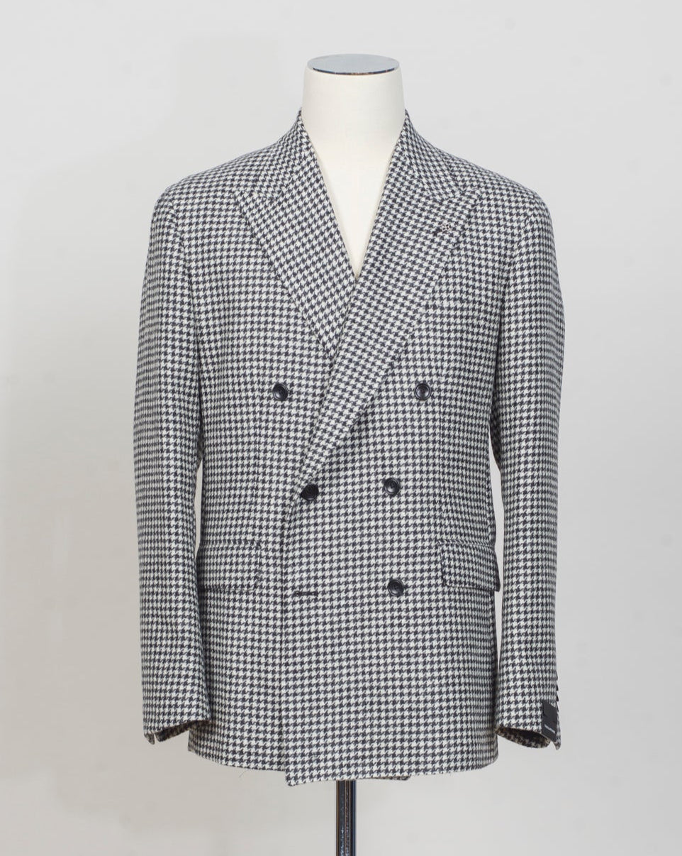 New York 1SNY10B&nbsp;
Double-breasted
Peak lapel
One vent / centerback
2 Patch pockets
100% wool
Art 630017
Col N1308 / Black & white
Made in Martina Franca, Italy Tagliatore Double-Breasted Houndstooth Jacket / Black & White