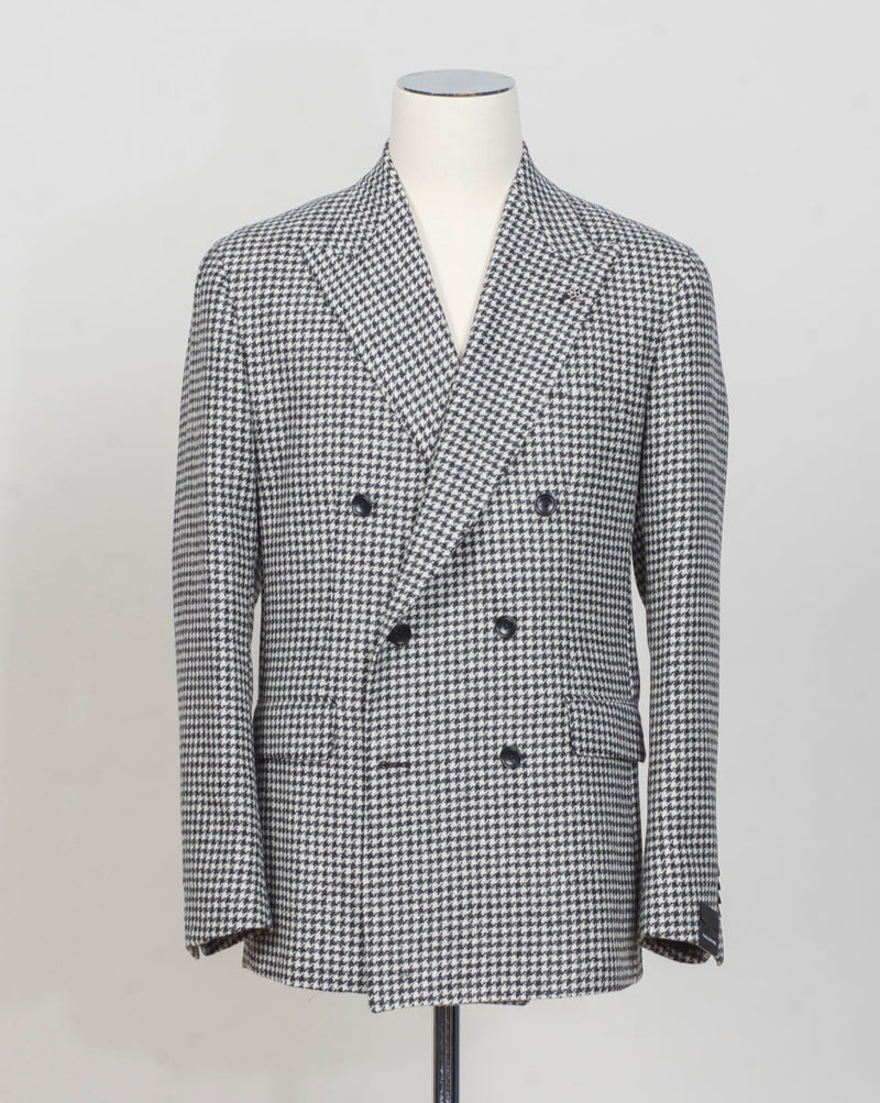 New York 1SNY10B&nbsp;
Double-breasted
Peak lapel
One vent / centerback
2 Patch pockets
100% wool
Art 630017
Col N1308 / Black &amp; white
Made in Martina Franca, Italy Tagliatore Double-Breasted Houndstooth Jacket / Black &amp; White