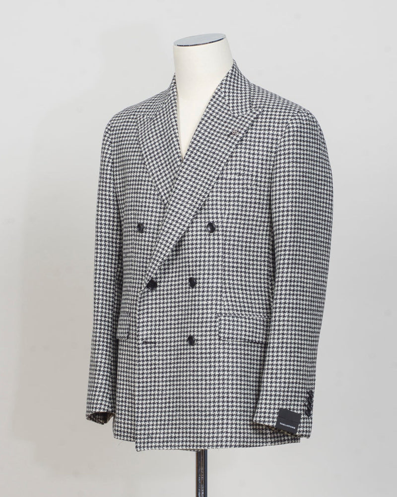 New York 1SNY10B&nbsp;
Double-breasted
Peak lapel
One vent / centerback
2 Patch pockets
100% wool
Art 630017
Col N1308 / Black &amp; white
Made in Martina Franca, Italy Tagliatore Double-Breasted Houndstooth Jacket / Black &amp; White