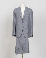 Unconstructed shoulder
Unlined
2 Buttons
Notch lapel
Patch pockets
Side vents
Flat front trousers
Belt loops
Slanted side pockets
2 back pockets
Modello: Monte Carlo / 2SHO22K01
Color: Grey / N3147'
Composition: 100% Super 100's Virgin Wool
Made in Martina Franca, Italy Tagliatore Glencheck Flannel Suit / Grey